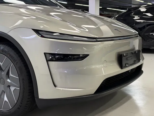Tesla Model Y L — Фото автомобиля 25