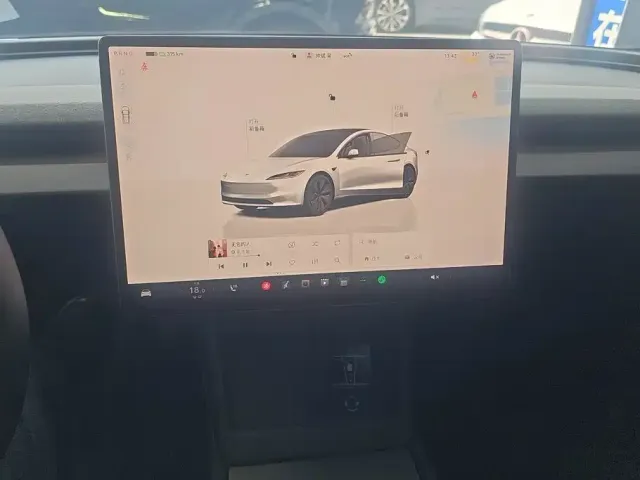 Tesla Model 3 — Фото автомобиля 13