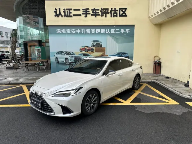 Фотография автомобиля — Lexus ES