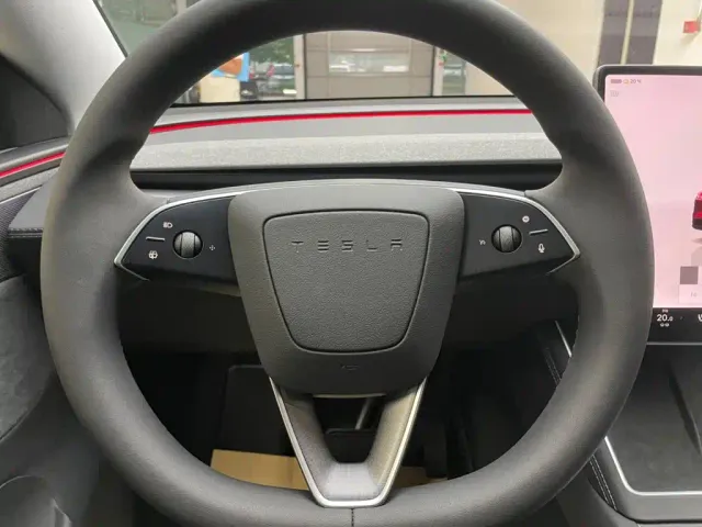 Tesla Model Y — Фото автомобиля 11