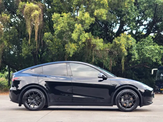 Tesla Model Y — Фото автомобиля 12