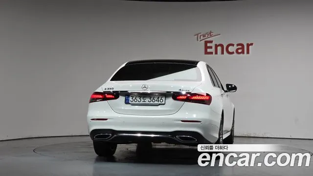 Mercedes-Benz E-Class — Фото автомобиля 4