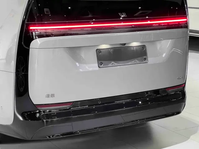 Li Auto MEGA — Фото автомобиля 20
