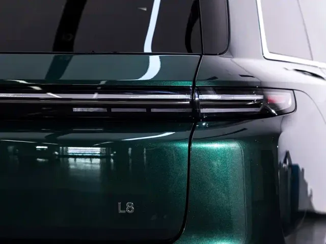 Li Auto L8 — Фото автомобиля 11