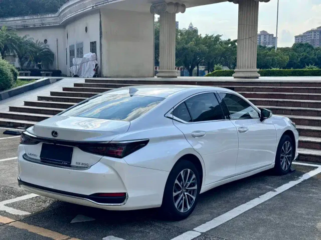 Lexus ES — Фото автомобиля 10