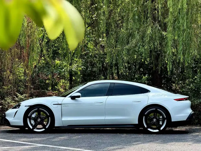 Porsche Taycan — Фото автомобиля 3