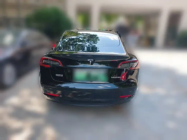 Tesla Model 3 — Фото автомобиля 3