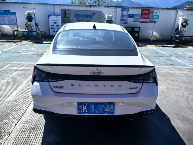 Hyundai Elantra — Фото автомобиля 12