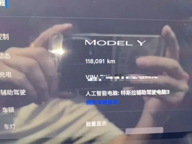 Tesla Model Y — Фото автомобиля 12