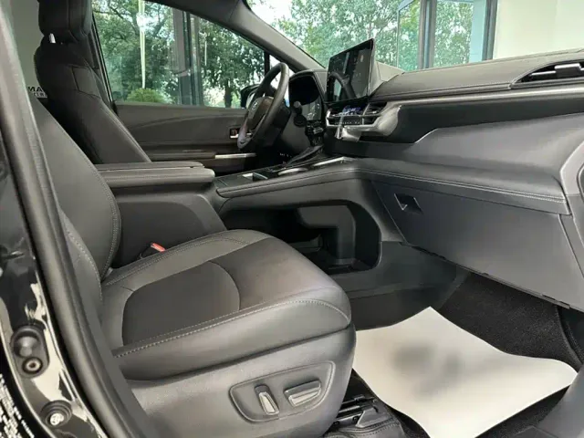 Toyota Sienna — Фото автомобиля 5