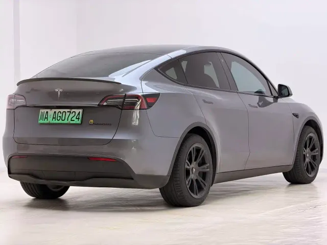 Tesla Model Y — Фото автомобиля 11