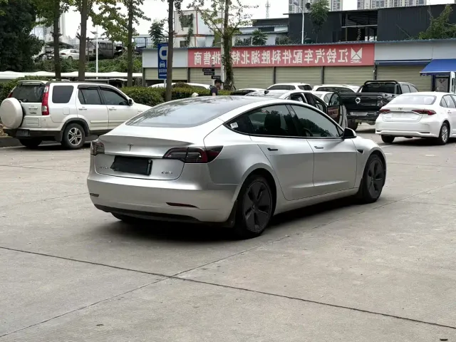 Tesla Model 3 — Фото автомобиля 8
