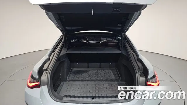 BMW i4 — Фото автомобиля 5