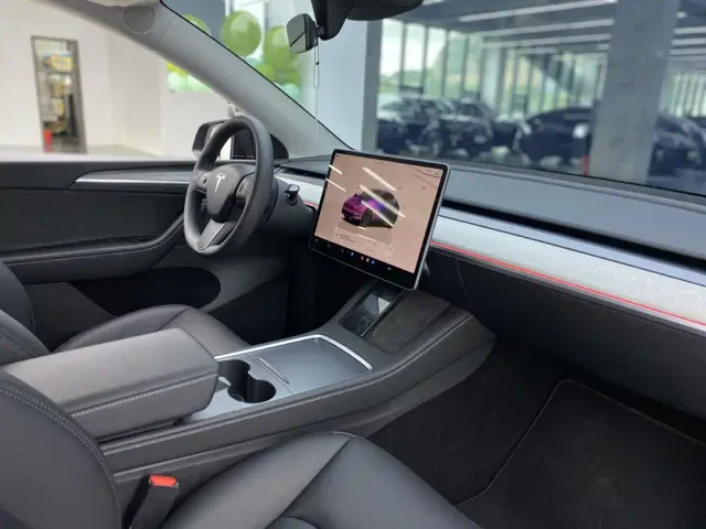 Tesla Model Y — Фото автомобиля 18