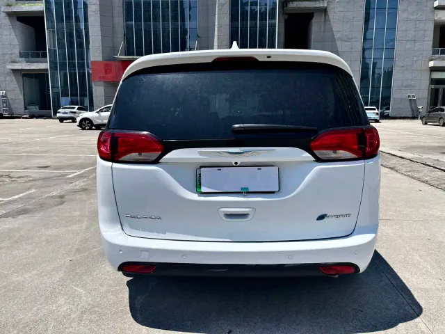 Chrysler Grand Caravan PHEV — Фото автомобиля 6