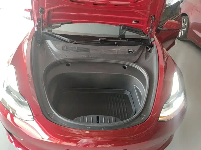 Tesla Model 3 — Фото автомобиля 19