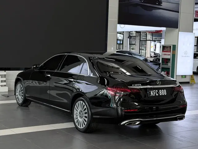 Mercedes-Benz E-Class — Фото автомобиля 4