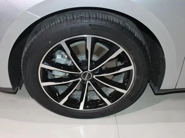 Roewe D7 — Фото автомобиля 8