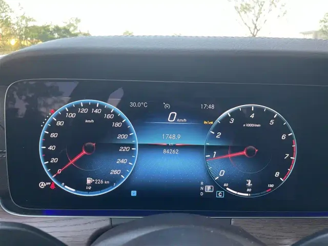 Mercedes-Benz E-Class — Фото автомобиля 4