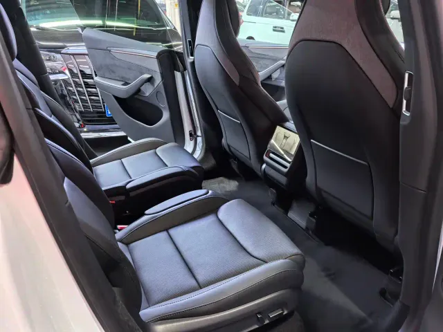 Tesla Model Y L — Фото автомобиля 9