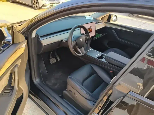 Tesla Model Y — Фото автомобиля 15
