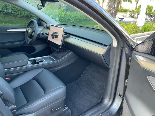 Tesla Model Y — Фото автомобиля 14