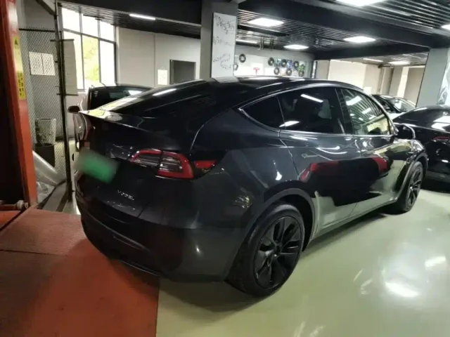 Tesla Model Y — Фото автомобиля 6