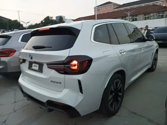 BMW iX3 — Фото автомобиля 6