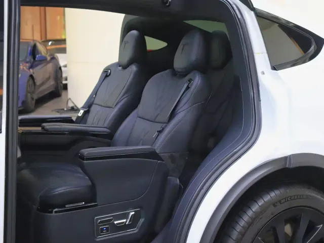 Tesla Model X — Фото автомобиля 5