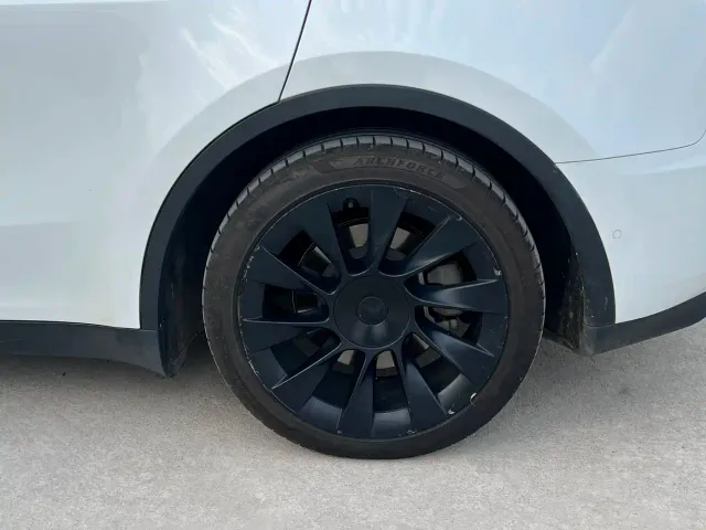 Tesla Model Y — Фото автомобиля 3