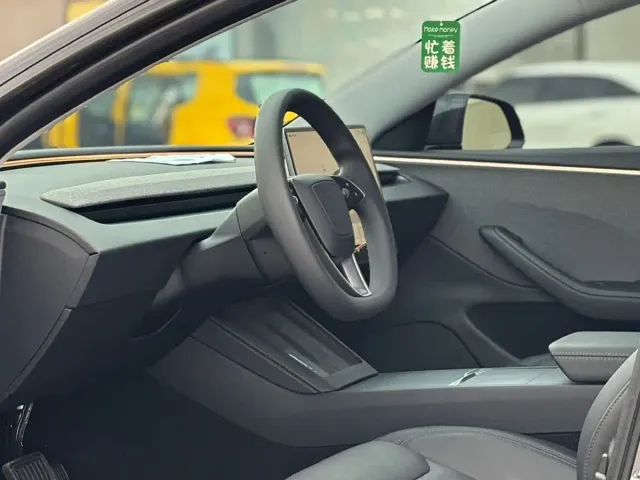 Tesla Model 3 — Фото автомобиля 4