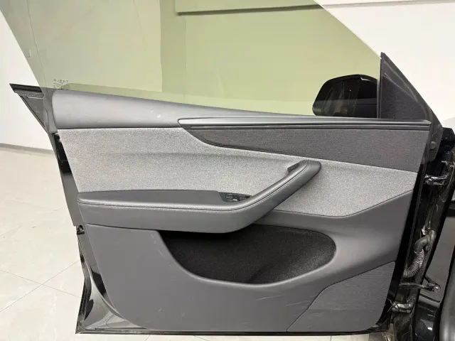 Tesla Model Y — Фото автомобиля 10
