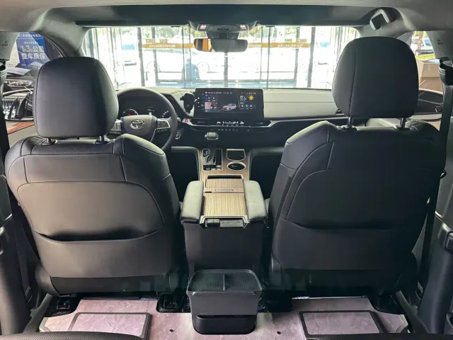 Toyota Sienna — Фото автомобиля 15