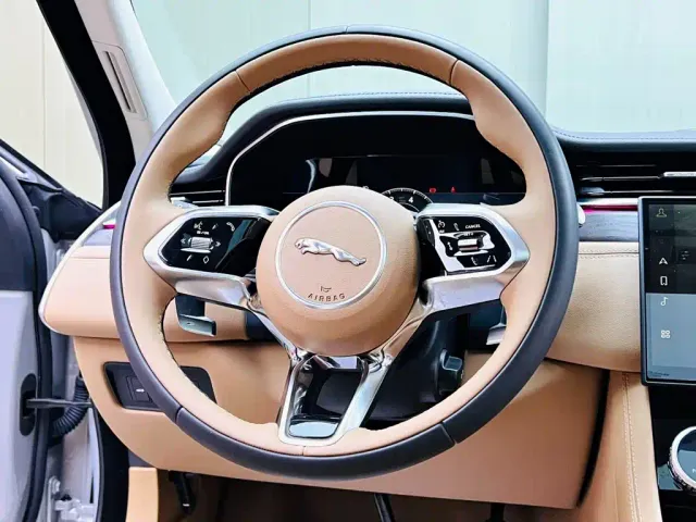 Jaguar XFL — Фото автомобиля 10