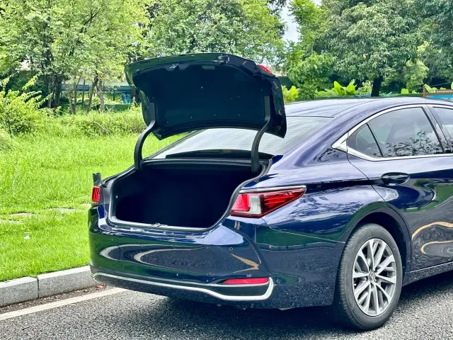 Lexus ES — Фото автомобиля 8
