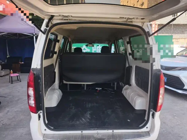 Wuling Hongguang V — Фото автомобиля 18