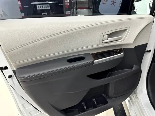 Toyota Sienna — Фото автомобиля 27