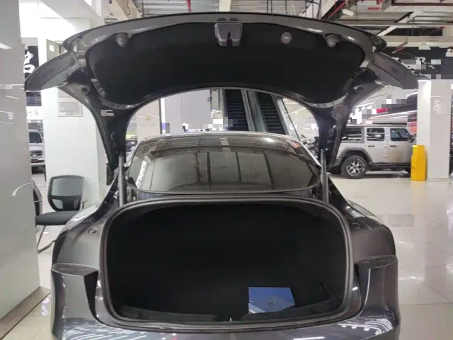 Tesla Model 3 — Фото автомобиля 18