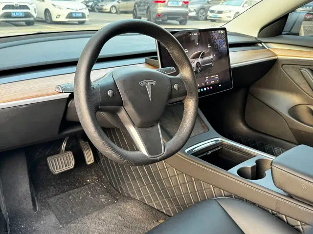 Tesla Model 3 — Фото автомобиля 6