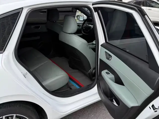 Roewe D6 — Фото автомобиля 12