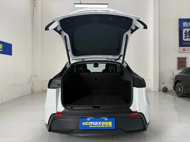 Tesla Model Y — Фото автомобиля 21