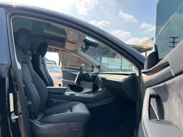 Tesla Model Y — Фото автомобиля 12