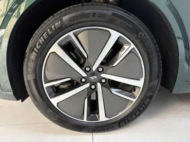 Li Auto L8 — Фото автомобиля 17