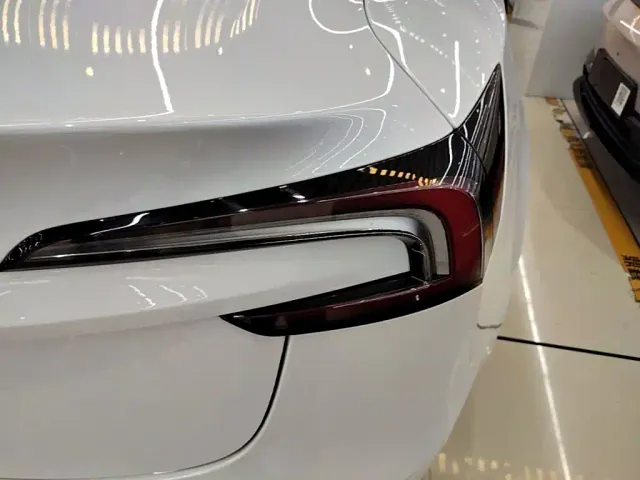 Tesla Model 3 — Фото автомобиля 7