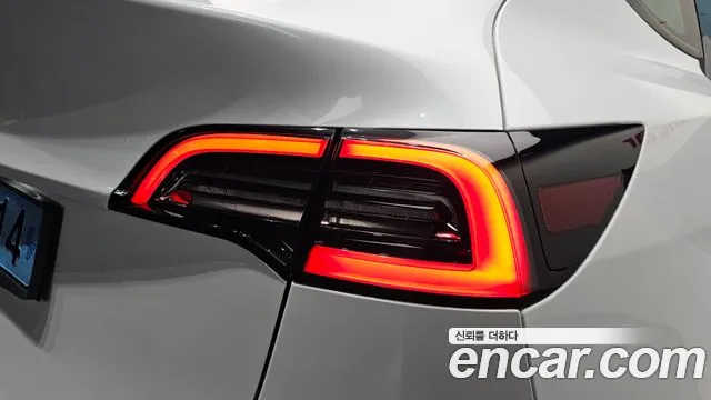 Tesla Model Y — Фото автомобиля 21