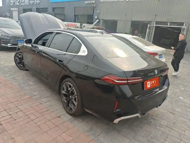 BMW 5 Series — Фото автомобиля 5
