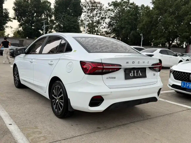 Roewe i5 — Фото автомобиля 10