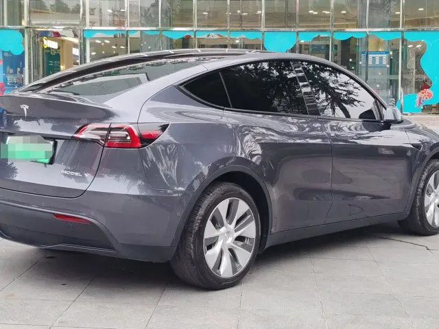 Tesla Model Y — Фото автомобиля 4