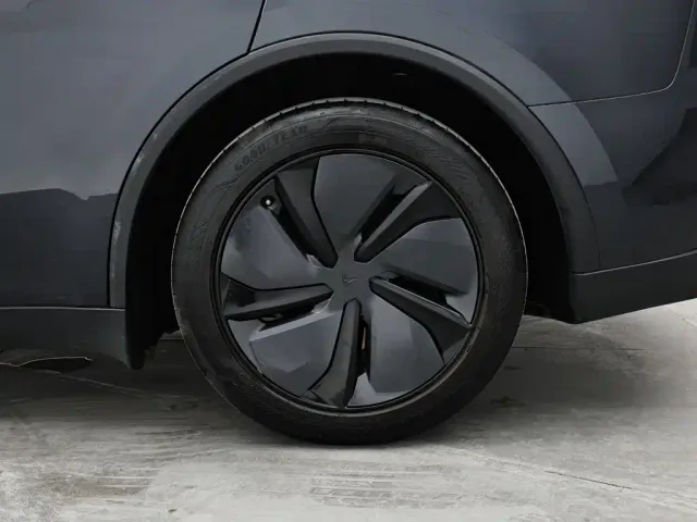 Tesla Model Y — Фото автомобиля 9
