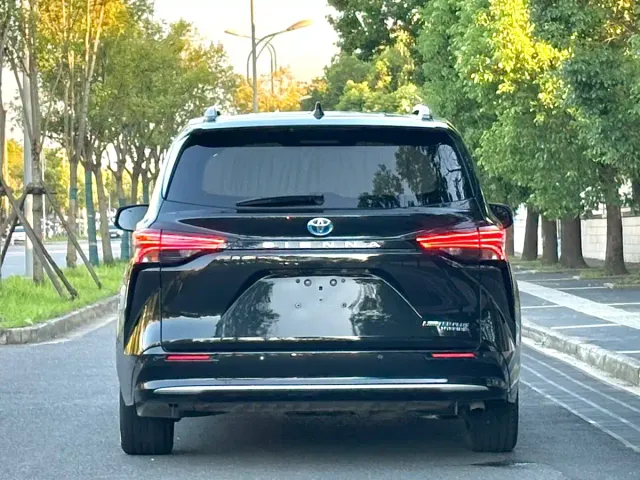 Toyota Sienna — Фото автомобиля 4